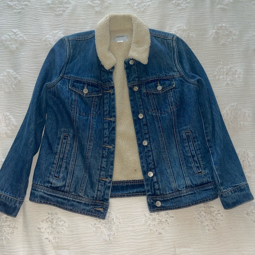 Hi! I’m selling this denim jacket that’s in great condition!